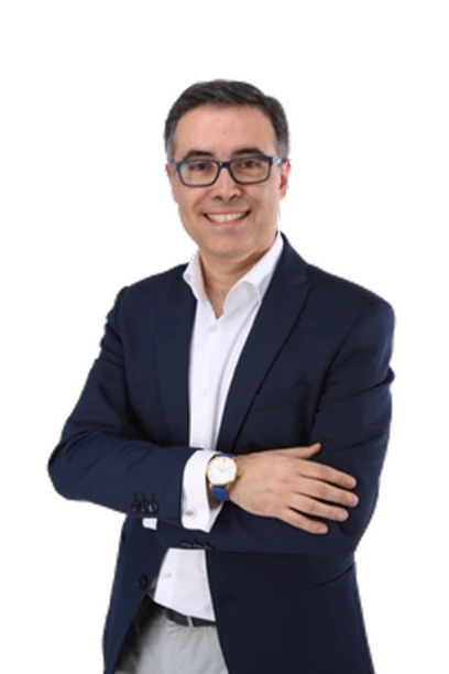 Roberto Navarro, life coach, smiling with arms crossed